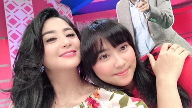 Dewi Perssik belum lama ini berbahagia dengan pernikahan sepupunya, Lebby Wilayati yang akhirnya dipersunting oleh pria yang ia cintai.