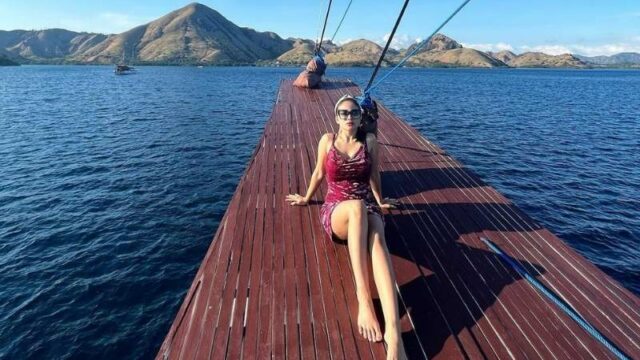 Dinar Candy dan Safa Marwah liburan bareng ke Labuan Bajo, netizen kaget lihat penampilan seksi dari kedua DJ cantik tersebut.