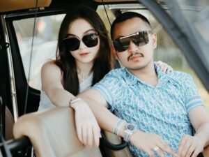 Unggah sebuah foto liburan dengan foto bertiga bareng kekasih dan sahabat, Elina Joerg diminta hati-hati keberadaan pelakor.