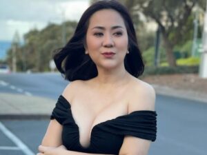 Tante Ernie obati rasa kangen netizen dengan unggah sebuah foto saat kenakan mini dress ketat berwarna hitam saat berfoto di tepi jalan.
