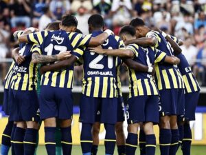 Klub asal Turki Fenerbahce mendapat kecaman dari netizen karena meneriakan nama Presiden Rusia Valdimir Putin saat klub tersebut menghadapi Dynamo Kiev dalam laga kualifikasi Liga Champions