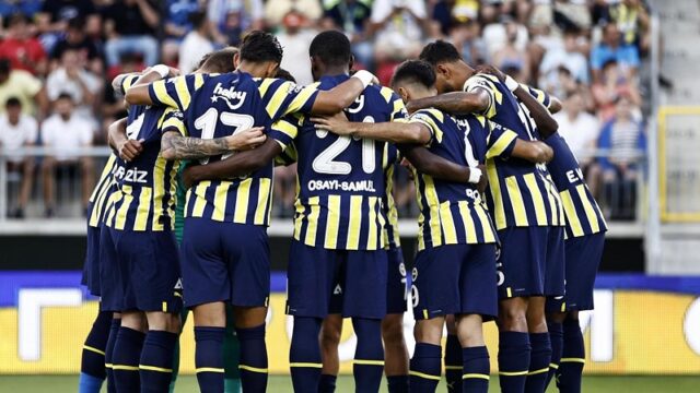 Klub asal Turki Fenerbahce mendapat kecaman dari netizen karena meneriakan nama Presiden Rusia Valdimir Putin saat klub tersebut menghadapi Dynamo Kiev dalam laga kualifikasi Liga Champions