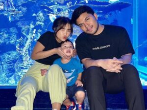 Thariq Halilintar beri hadiah ke Fuji yang diduga sebagai cincin lamaran, reaksi kocak Frans Faisal jadi sorotan banyak netizen.