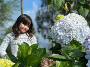 Gempita Nora Marten disebut mirip putri dari negeri dongeng ketika kunjungi tempat penuh bunga yang berwarna warni.