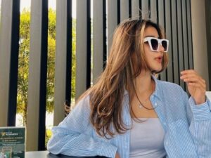Ghea Youbi kenakan outfit kekinian dan nongkrong di kafe yang cozy, tak lupa tuliskan pesan untuk mencintai dan mengetahui nilai diri sendiri.