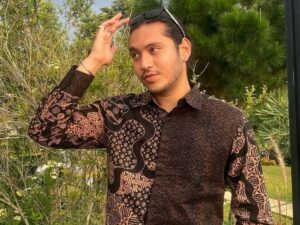 Giorgino Abraham dipuji selalu tampan saat mengenaka pakaian apa saja, terutama saat kenakan baju batik dominan warna hitam.