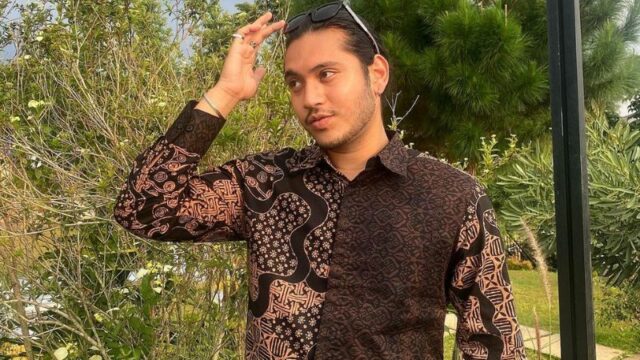 Giorgino Abraham dipuji selalu tampan saat mengenaka pakaian apa saja, terutama saat kenakan baju batik dominan warna hitam.