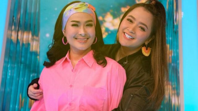 Iis Dahlia saking sayangnya pada teman, sampai perlakukan Vega Darwanti yang merupakan rekan kerjanya layaknya anak sendiri.