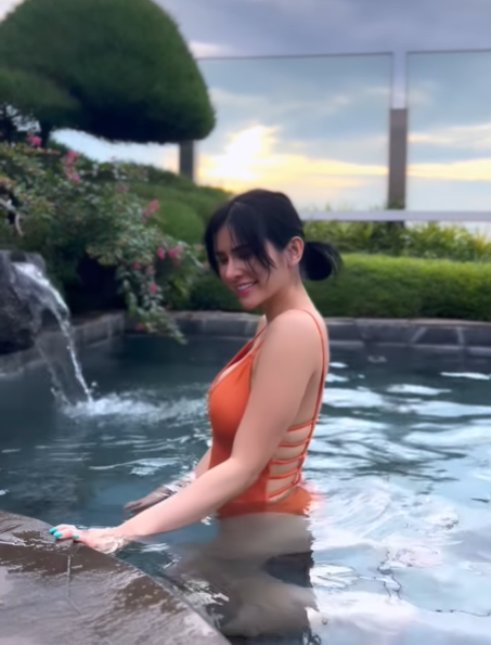 Maria Vania mengaku ingin dimanja, netizen malah dibuat travelling ketika melihat pose menggoda yang ditampilan olehnya.