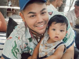 Ivan Gunawan dianggap sudah matang dan cocok jadi ayah serta kepala keluarga ketika menggendong seorang balita.