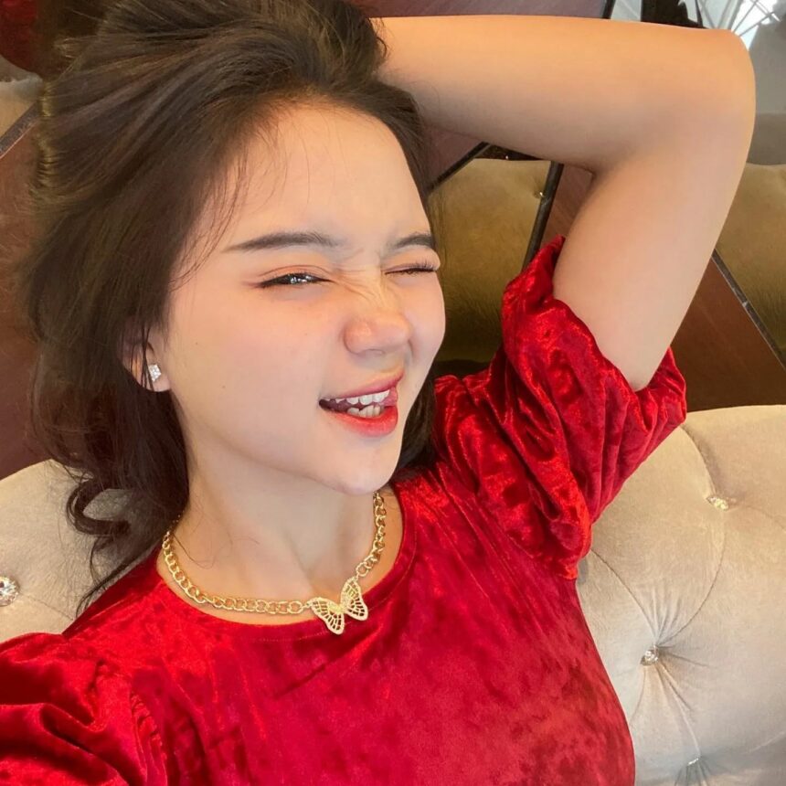 Hotman Paris memberikan Somasi kepada selebgram Kienzy Mylien karena telah mencemarkan nama baiknya, Kienzy pun menyindir dengan mengatakan abang terlalu baper.