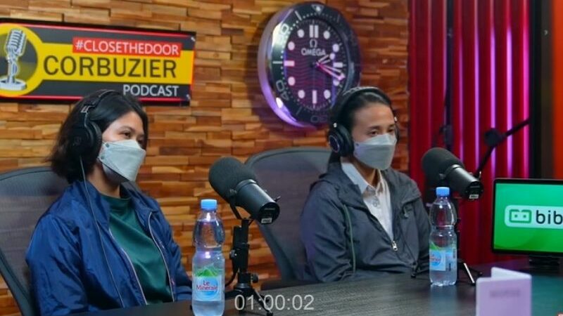 Dua korban motivator Julianto Eka Putra berbicara dengan tak kuasa menahan tangis dalam tayangan youtube Deddy Corbuzier.