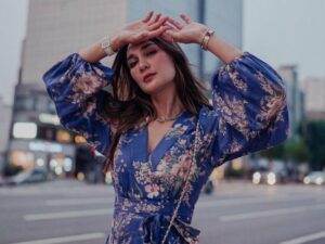 Luna Maya unggah foto jalan-jalan saat berada di Korea kembali banjir pujian oleh netizen. Terutama terkait gaya modis yang disukai netizen.