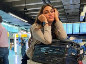 Kembali unggah sebuah foto liburan di luar negeri, netizen sampai heran melihat singkatnya wkatu Luna Maya di tanah air.