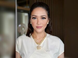 Berkat bantuan make up dan sejumlah aksesoris yang pada saat itu digunakannya, berhasil menutupi kesan tomboy Maia Estianty.