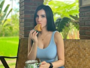 Maria Vania makan pisang goreng dan kopi hangat, netizen rela jadi penjualnya karena modeltersebut benar-benar terlihat cantik dan menggoda.