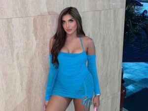 Millen Cyrus dipuji miliki bodi dan bokong semok saat kenakan sebuah gaun dengan bentuk transparan berwarna biru ketat.