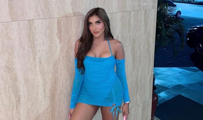 Millen Cyrus dipuji miliki bodi dan bokong semok saat kenakan sebuah gaun dengan bentuk transparan berwarna biru ketat.