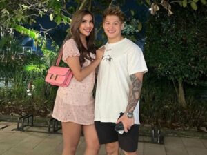Millen Cyrus gandeng seorang pria tampan dan tuliskan emot berbadan dua. Netizen jadi pertanyakan apakah ia sedang hamil.