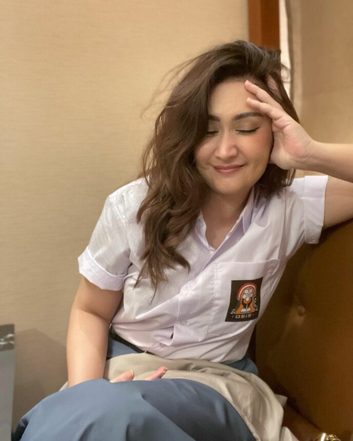 Nafa Urbach terlihat begitu cantik dengan seragam SMA, mantan suami sampai teringat masa lalu karena sulit move on.