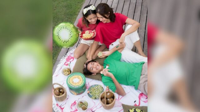 Nana Mirdad turuti keinginan dua anaknya untuk bermain salju walau telah masuk musim panas, netizen menyebutnya sebagai keluarga idaman.