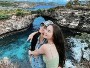 Unggah foto berdua dengan pemandangan indah, Natasha Wilona dan Elina Joerg disebut sebagai duo bidadari cantik.