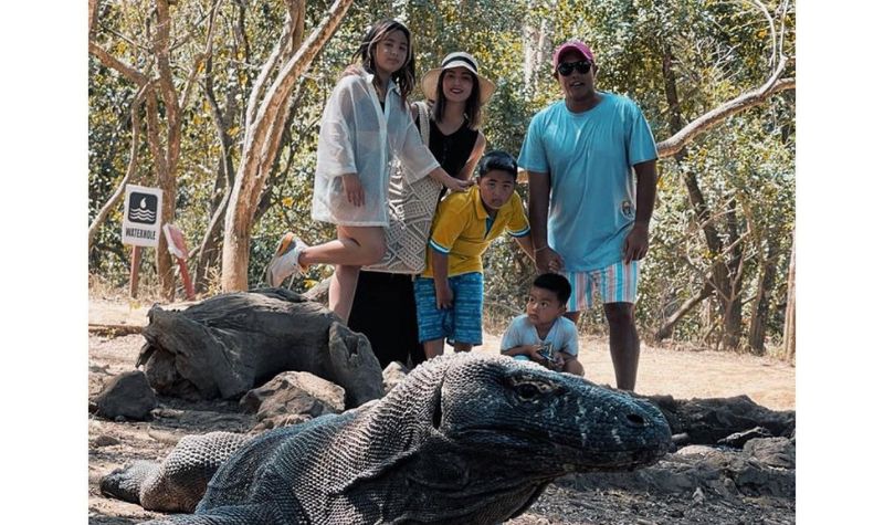 Nia Ramadhani dan keluarga kecilnya begitu bahagia, bisa menikmati liburan dengan mengunjungi Pulau Komodo pengalaman tak terlupakan.