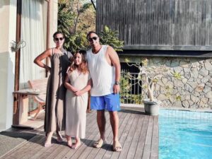 Nia Ramadhani dan kelurga kecilnya begitu bahagia, bisa menikmati liburan dengan mengunjungi Pulau Komodo pengalaman tak terlupakan.