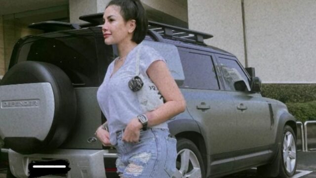 dijuluki oleh banyak netizen sebagai Angelina Jolie. Hal tersebut terlihat dalam sebuah unggahan di akun Instagram Nikita Mirzani yang diunggah pada Kamis (30/6/2022). Pada kesempatan tersebut ibu dari tiga orang anak ini mengunggah berbagai foto saat dirinya menjalani sebuah pemotretan. Terlihat jika pada kesempatan tersebut Nikita Mirzani mengunggah berbagai foto dengan tema berupa mafia. Kenapa pada saat itu terlihat jika Nikita Mirzani tampil dalam balutan pakaian yang cukup berbeda antara keempat foto yang diunggahnya. Misalnya saja pada foto-foto dari ibu 3 nanti tampil dalam balutan dress pendek sampai setengah paham. Dress tersebut juga memiliki renda di sisi kiri kanan depan hingga batas mata kaki. Sementara untuk dress kedua yang digunakan oleh Nikita Mirzani ini bertali spaghetti dan cukup terbuka. &nbsp;Lalu untuk foto ke-4 yang dipakainya merupakan sebuah dress lengan pendek berwarna putih yang dipadukan dengan coklat. Walau pakaian berbeda tetapi gaya rambut dan penampilan riasan wajah dari Nikita Mirzani ini tetap sama.
