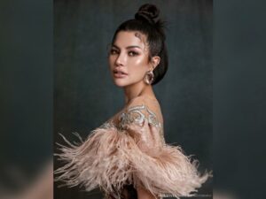 Nikita Mirzani dijuluki sebagai wanita Amazon saat menjalani sebuah pemotretan dikarenakan dandanan serta karakter beraninya.
