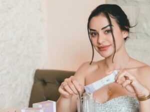 Nora Alexandra dipuji mirip Mia Khalifa karena penampilan dirinya yang semakin terlihat bersinar saat promosikan produk kecantikan.