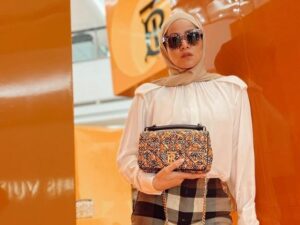 Olla Ramlan terlihat begitu kece bagai seorang model professional ketika menghadiri salah satu acara lengkap dengan outfit kerennya.