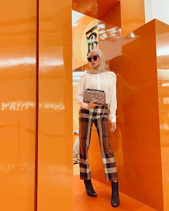 Olla Ramlan terlihat begitu kece bagai seorang model professional ketika menghadiri salah satu acara lengkap dengan outfit kerennya.
