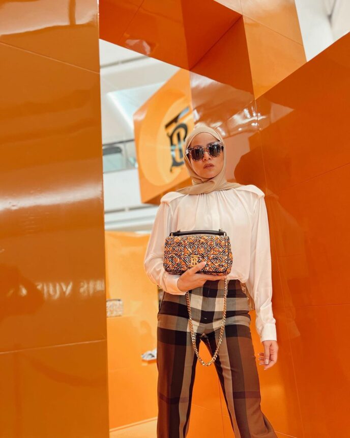 Olla Ramlan terlihat begitu kece bagai seorang model professional ketika menghadiri salah satu acara lengkap dengan outfit kerennya.