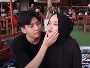 Sebuah video yang memperlihatkan aksi Jeffry, pacar Putri Delina yang mengelus hingga memegang bagian tubuhnya Putri Deline video di medsos.