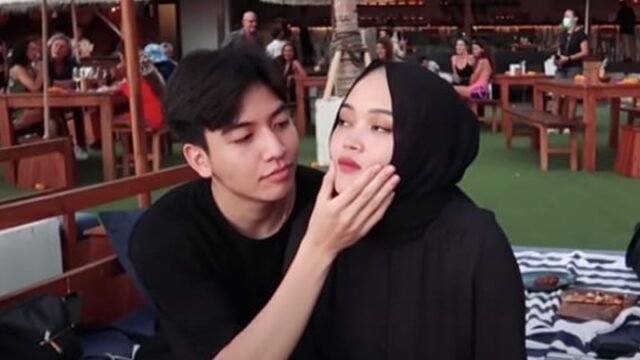 Sebuah video yang memperlihatkan aksi Jeffry, pacar Putri Delina yang mengelus hingga memegang bagian tubuhnya Putri Deline video di medsos.