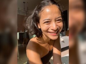 Putri Marino dikenal sebagai salah satu artis yang sering berpenampilan natural. Intip berbagai potret cantik dari istri Chico Jericho tersebut.
