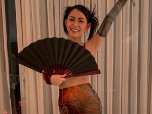 Rachel Vennya berpakain seksi tapi sengaja ditutup dengan kipas, buat banyak netizen jadi berspekulasi ia tak ingin dihujat.