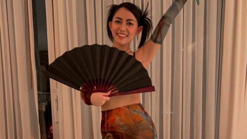 Rachel Vennya berpakain seksi tapi sengaja ditutup dengan kipas, buat banyak netizen jadi berspekulasi ia tak ingin dihujat.