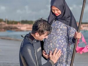 Ria Ricis cerita jika selama hamil selalu suka main ke pantai hingga takut berkulit gelap. Tapi sang suami selalu memuji jika dirinya tetap cantik.