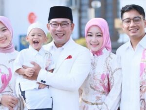 Ridwan Kamil ajak keluarga kecilnya untuk jalani ibadah haji, sekaligus lakukan badal haji untuk Eril buat banyak netizen merasa haru.