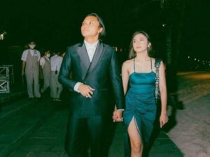 Rizky Febian disebut-sebut beri kode kejelasan hubungan dengan sang kekasih saat hadiri salah satu acara kondangan. Begini katanya.