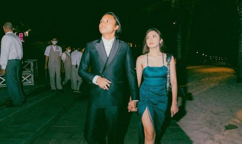 Rizky Febian disebut-sebut beri kode kejelasan hubungan dengan sang kekasih saat hadiri salah satu acara kondangan. Begini katanya.