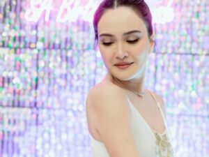 Terlalu awet muda dan wajah yang tak pernah menua, Shandy Aulia sampai buat banyak netizen merasa heran dengannya.
