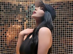 Siva Aprilia dipuji begiti seksi ketika hanya mengenakan crop top pendek mirip bra sport hitam ketika manggung di salah satu club.