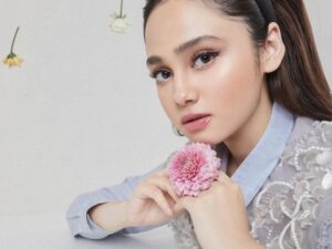 Syifa Hadju unggah sebuah foto saat menjalani pemotretan bertema bunga buat banyak netizen merasa sesak nafas karena kecantikan parasnya.