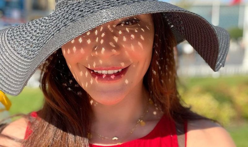 Tamara Bleszynski dipuji kecantikannya tak lekang oleh waktu, mirip bidadari yang menaiki kuda putih di padang lavender.
