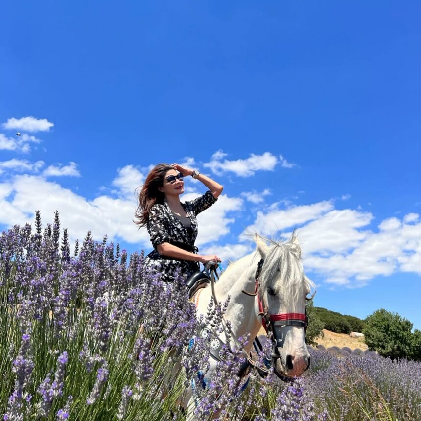Tamara Bleszynski dipuji kecantikannya tak lekang oleh waktu, mirip bidadari yang menaiki kuda putih di padang lavender.