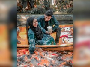 Teuku Ryan unggah foto liburan ketika beri makan ikan bareng istri, justru membuat banyak netizen merasa gemas melihat pasangan ini.