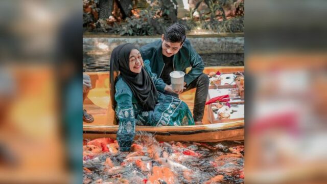 Teuku Ryan unggah foto liburan ketika beri makan ikan bareng istri, justru membuat banyak netizen merasa gemas melihat pasangan ini.